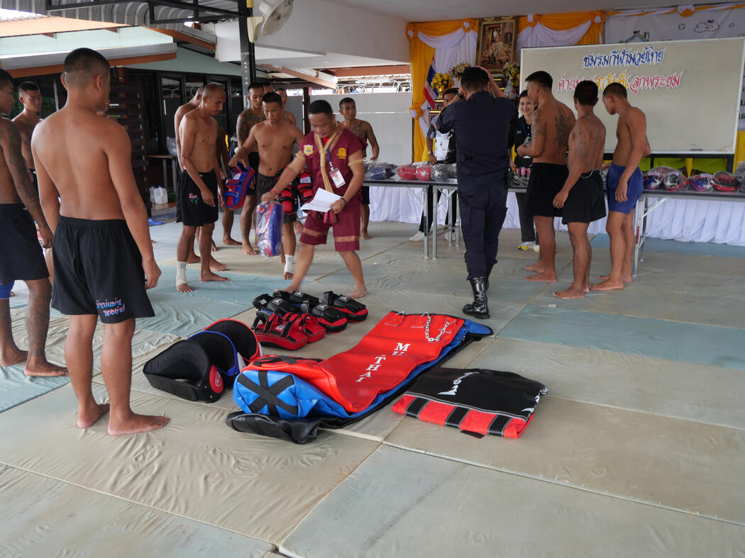 RHLS HOLDING - Support Muay Thai Equipment to Sor Wangchan Look Phrayom Muay Thai Gym