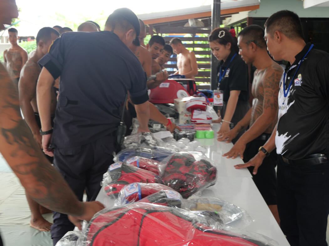 RHLS HOLDING - Support Muay Thai Equipment to Sor Wangchan Look Phrayom Muay Thai Gym